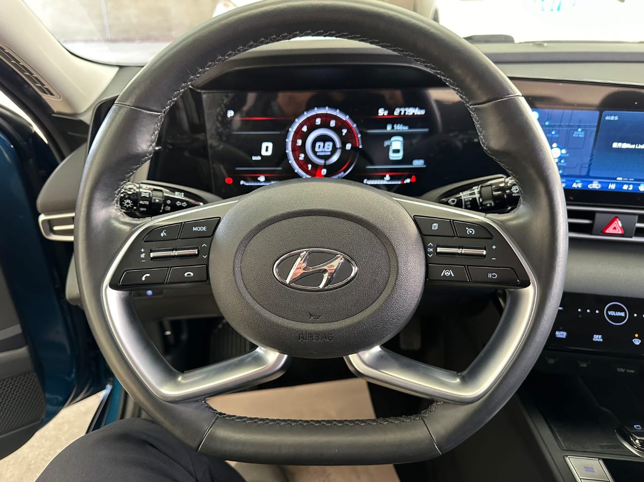 Hyundai Elantra 1.5L CVT LUX Premium Edition