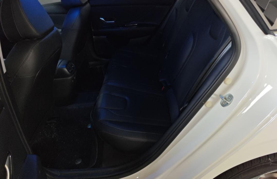 Hyundai Elantra 1.5L CVT LUX Premium Edition