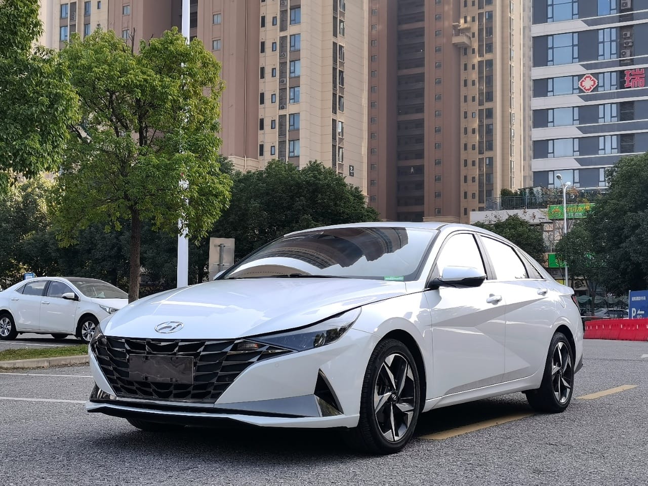 Hyundai Elantra 1.5L CVT LUX Premium Edition