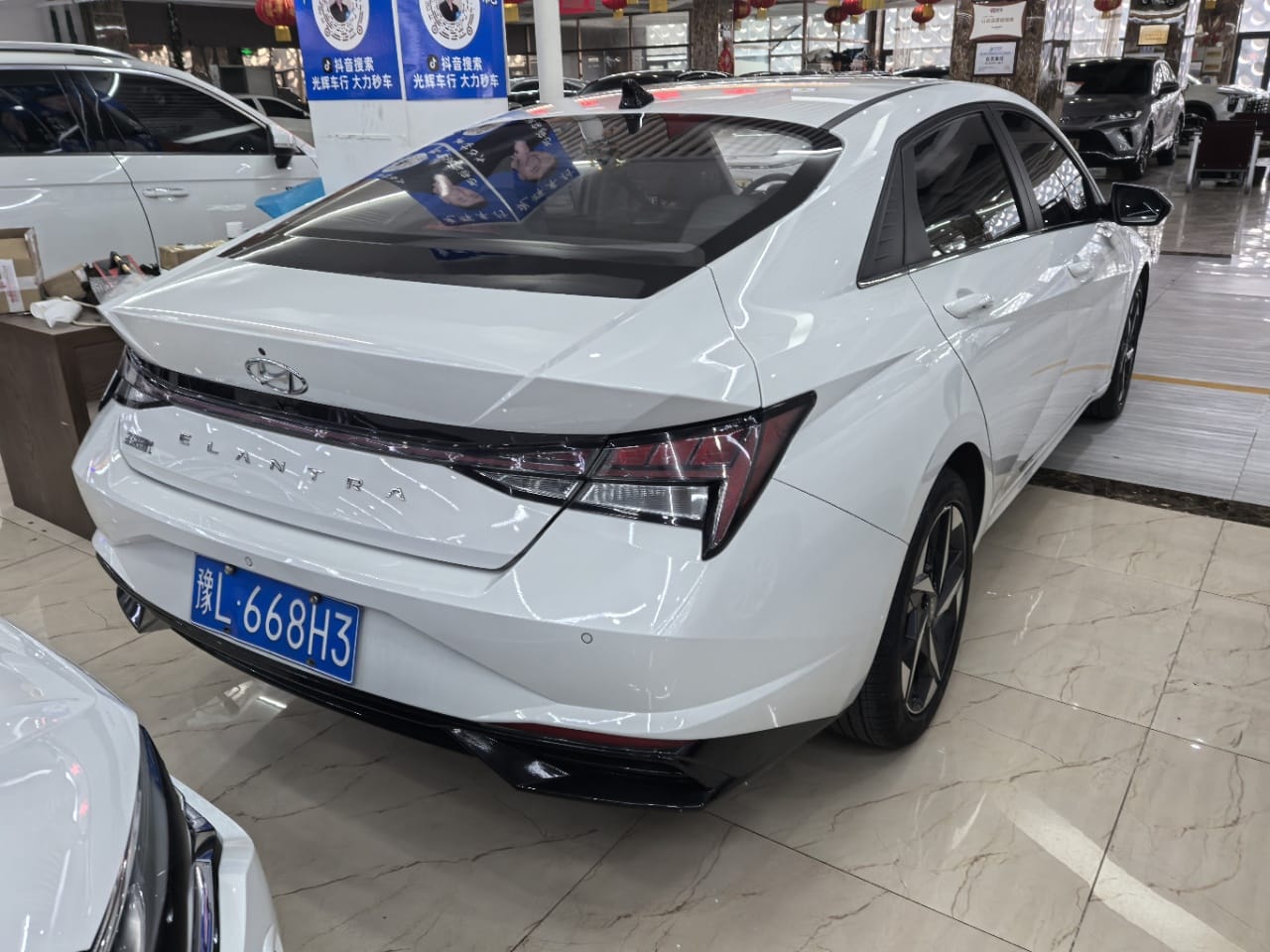 Hyundai Elantra 1.5L CVT LUX Premium Edition