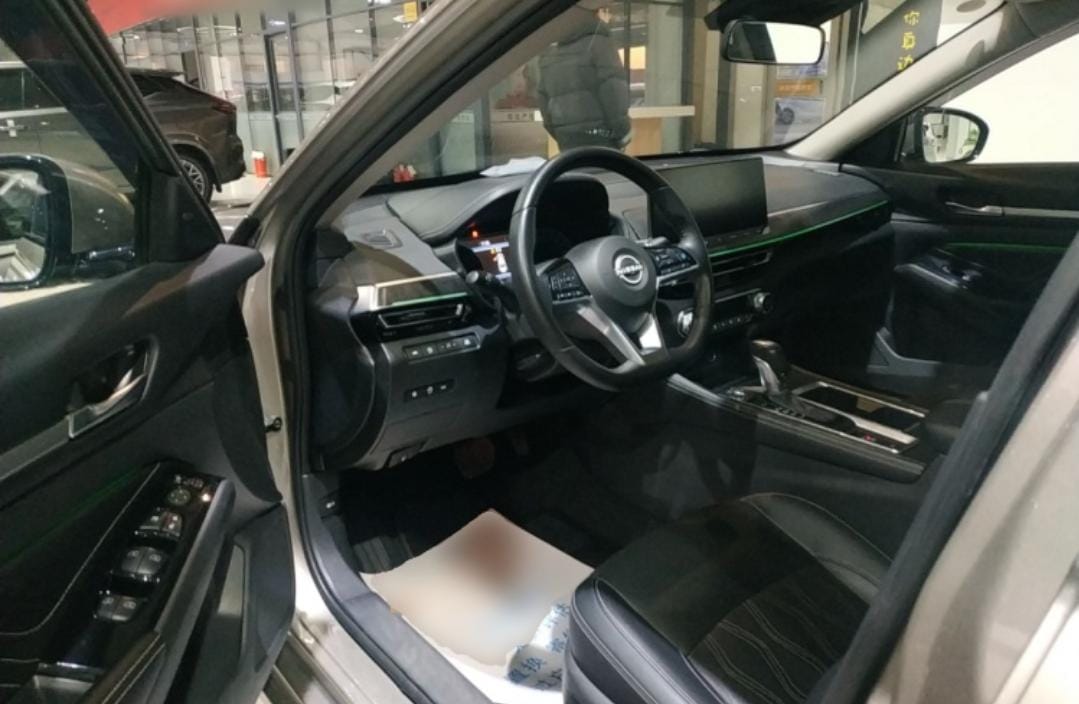 Nissan Altima 2.0L XL-Upr Premium Edition