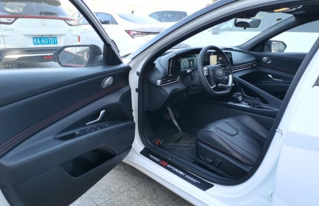 Hyundai Elantra 1.5L CVT LUX Premium Edition