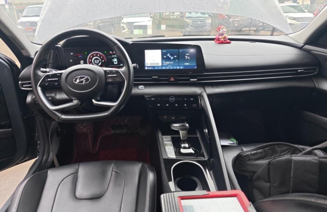 Hyundai Elantra 1.5L CVT LUX Premium Edition