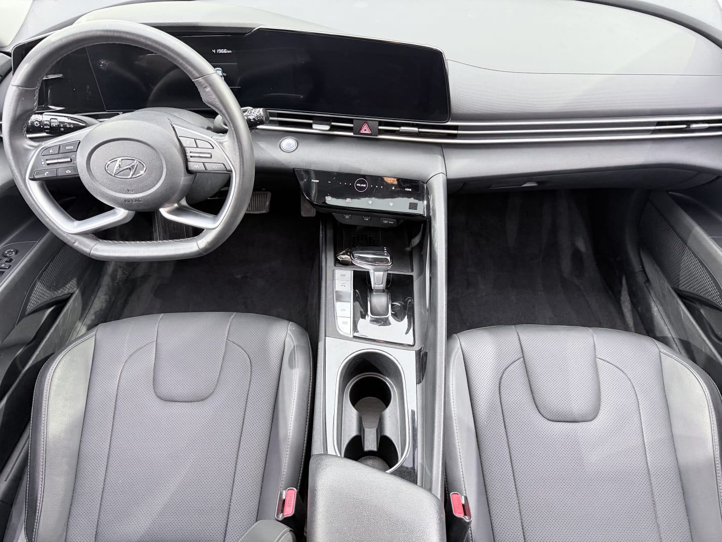 Hyundai Elantra 1.5L CVT LUX Premium Edition