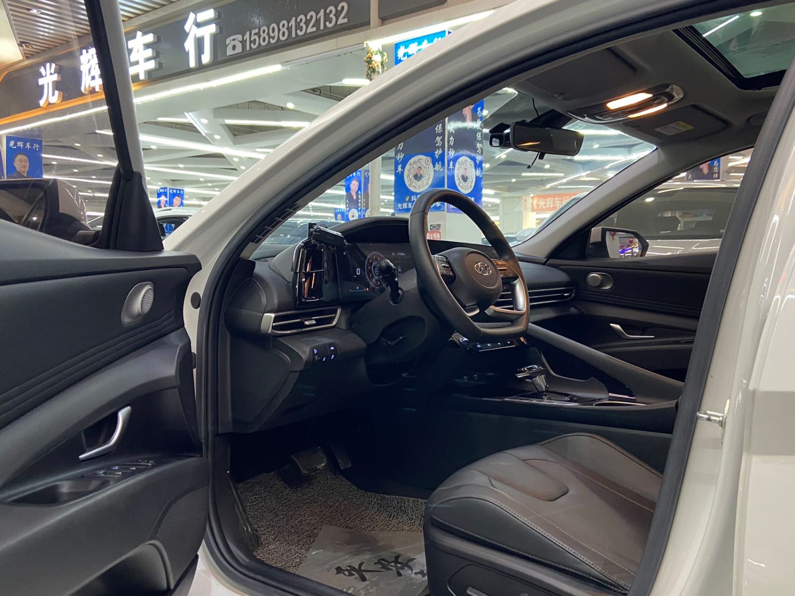 Hyundai Elantra 1.5L CVT LUX Premium Edition