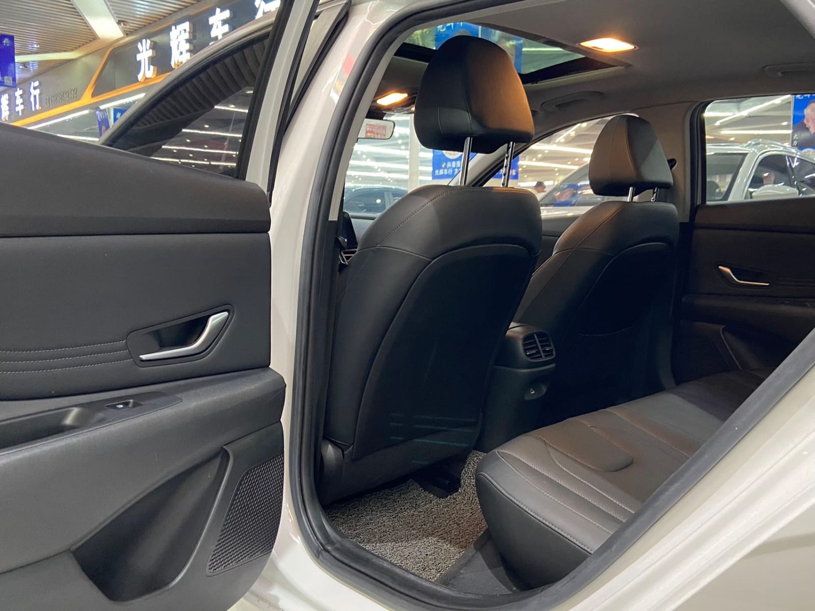 Hyundai Elantra 1.5L CVT LUX Premium Edition