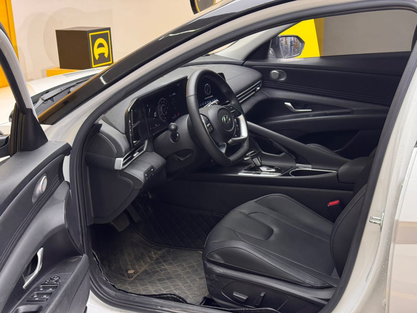 Hyundai Elantra 1.5L CVT LUX Premium Edition