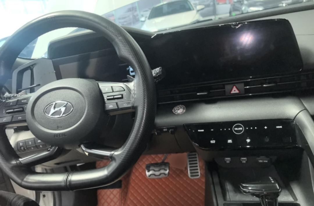 Hyundai Elantra 240TGDi DCT LUX Premium Edition