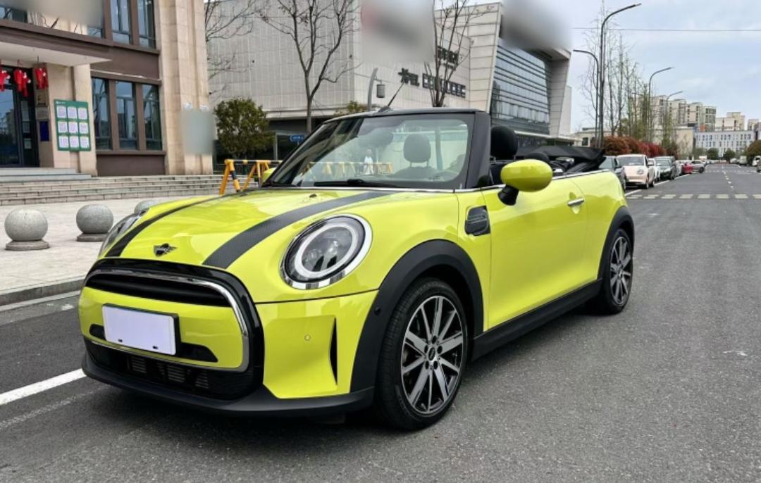 MINI Cooper Cabrio Sidewalk