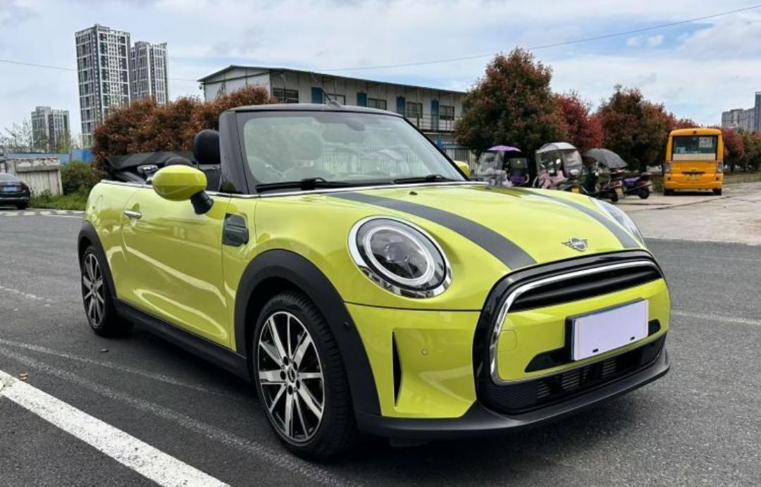 MINI Cooper Cabrio Sidewalk