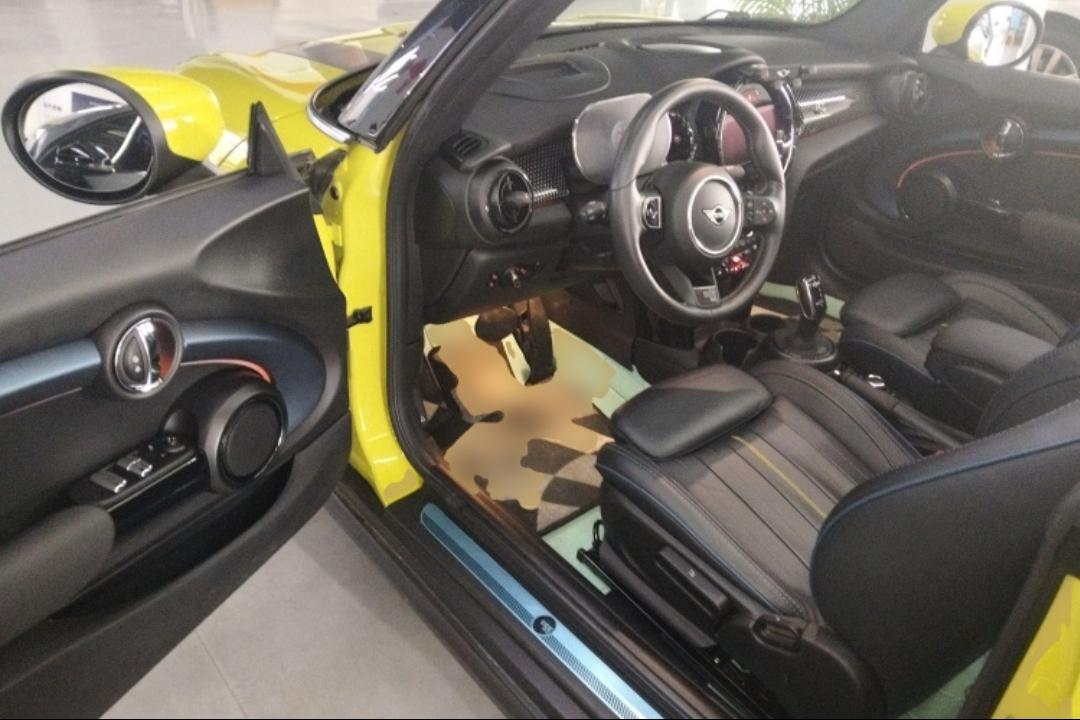 MINI Cooper Cabrio Sidewalk
