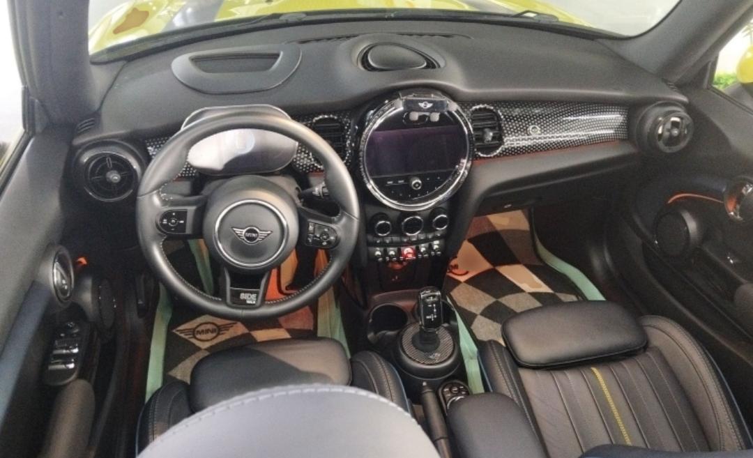 MINI Cooper Cabrio Sidewalk