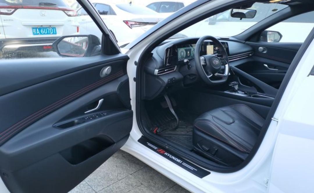 Hyundai Elantra 1.5L CVT LUX Premium Edition