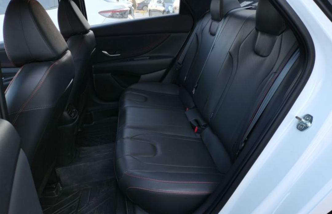 Hyundai Elantra 1.5L CVT LUX Premium Edition