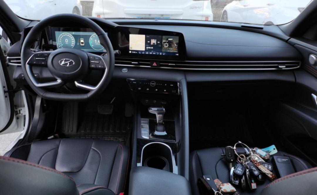 Hyundai Elantra 1.5L CVT LUX Premium Edition