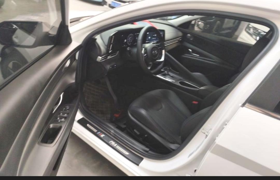 Hyundai Elantra 1.5L CVT LUX Premium Edition