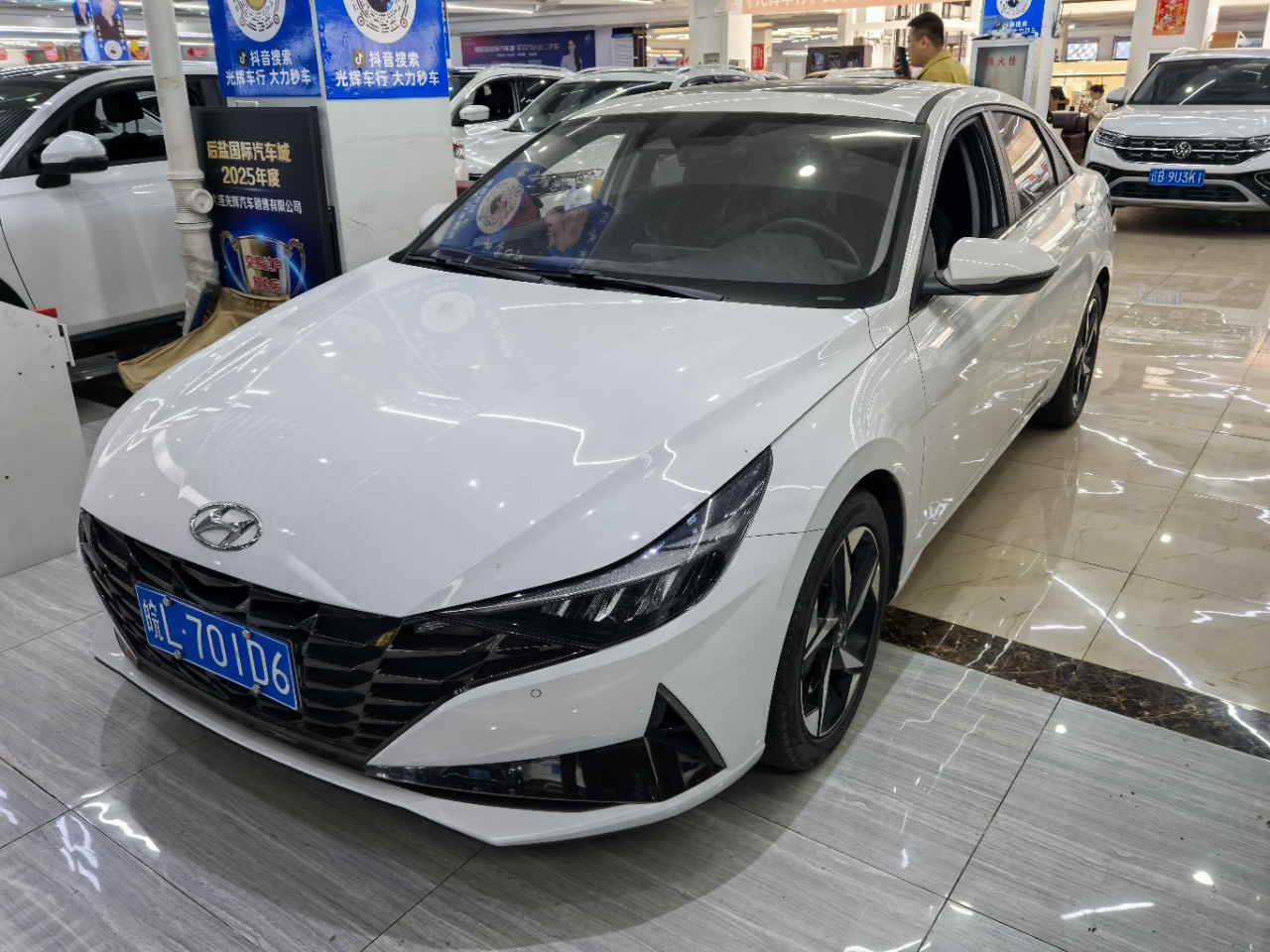 Hyundai Elantra 1.5L CVT LUX Premium Edition