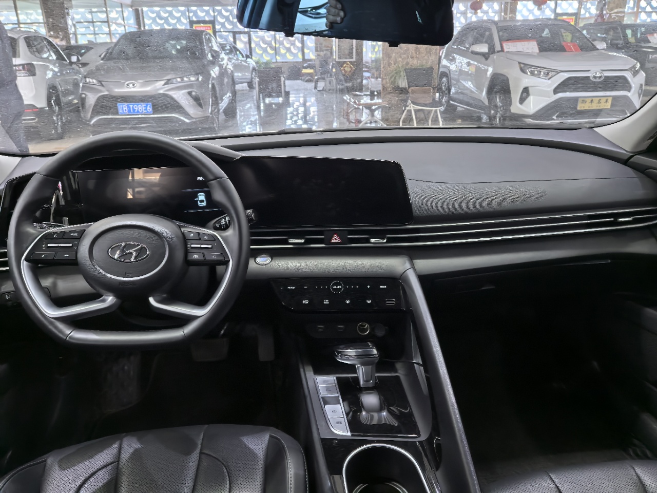 Hyundai Elantra 1.5L CVT LUX Premium Edition