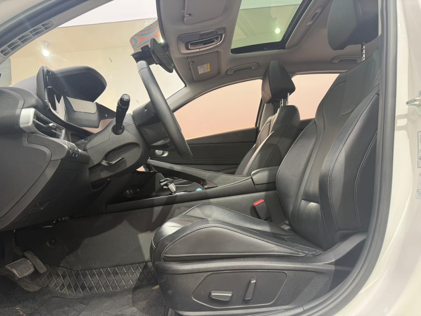 Hyundai Elantra 1.5L CVT LUX Premium Edition