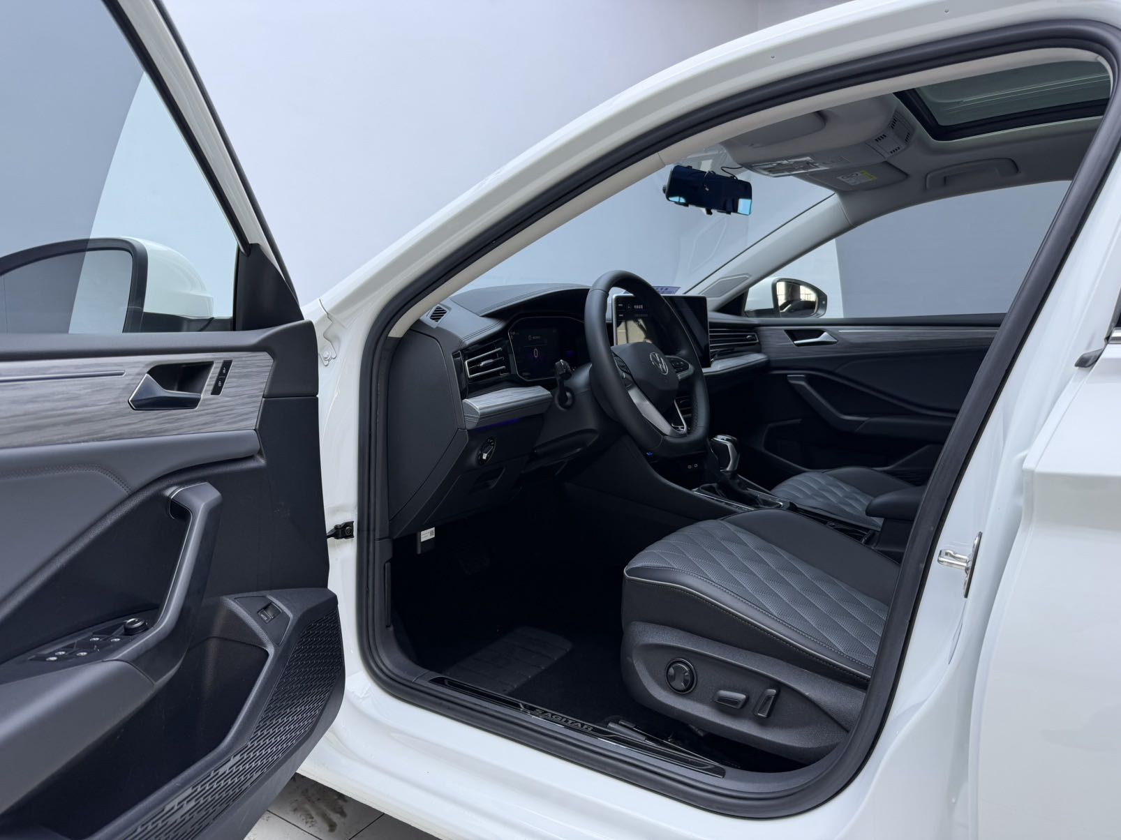 Volkswagen Sagitar 280TSI DSG Overpass Edition