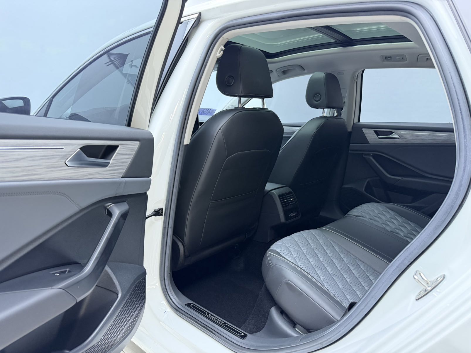 Volkswagen Sagitar 280TSI DSG Overpass Edition