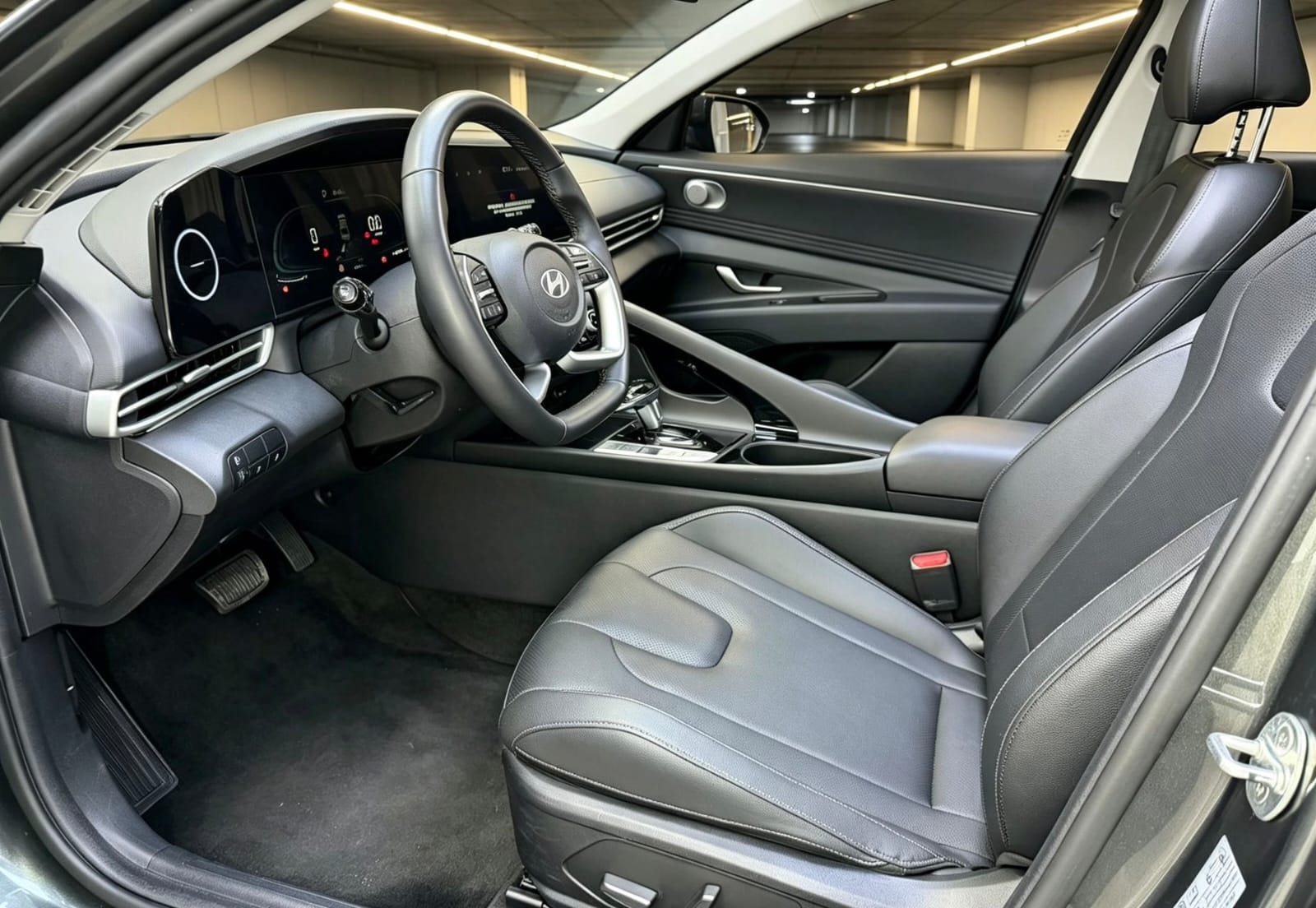 Hyundai Elantra 1.5L CVT LUX Premium Edition