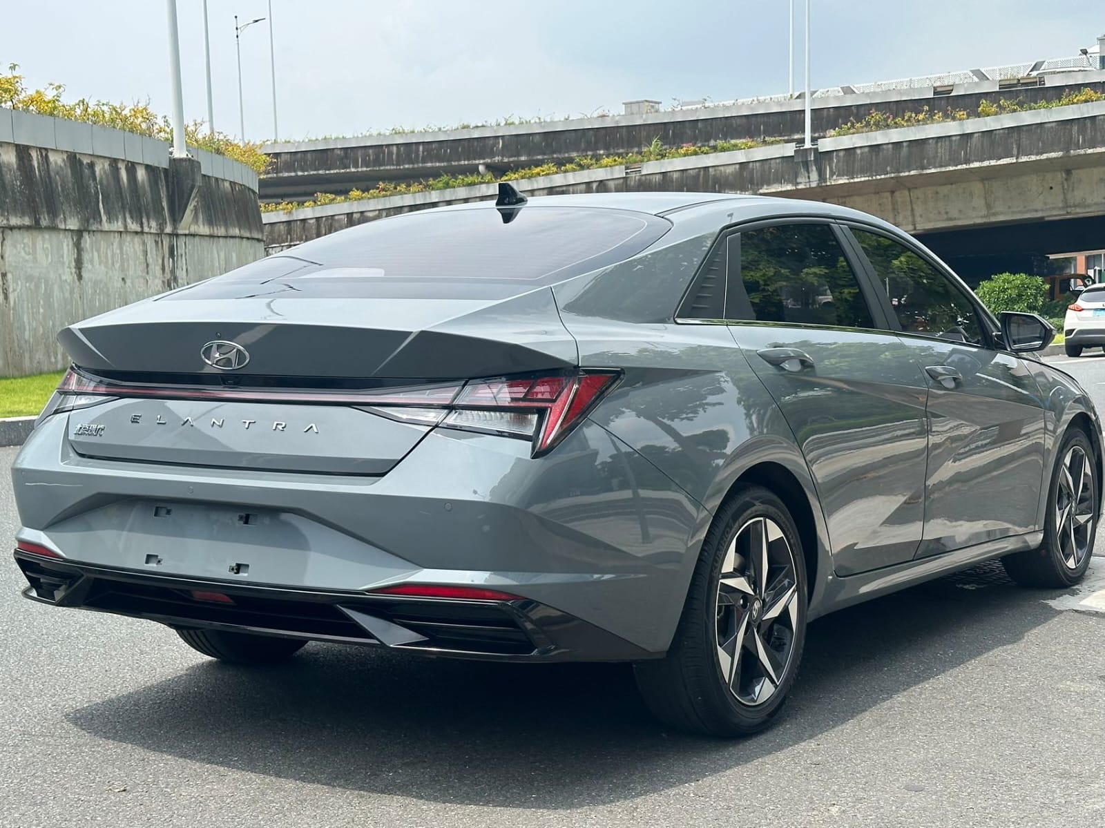 Hyundai Elantra 1.5L CVT LUX Premium Edition