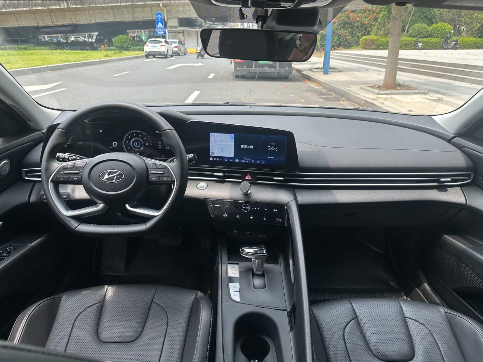Hyundai Elantra 1.5L CVT LUX Premium Edition