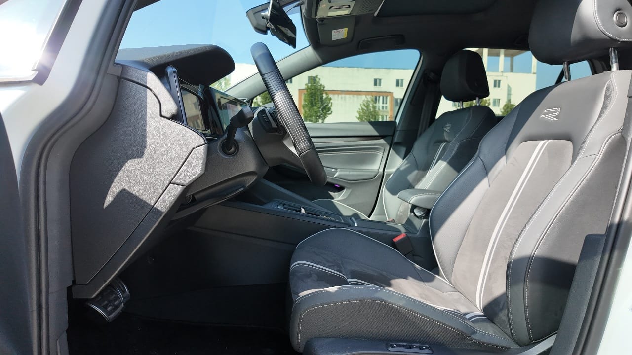 Volkswagen Golf 2022 280TSI R-line