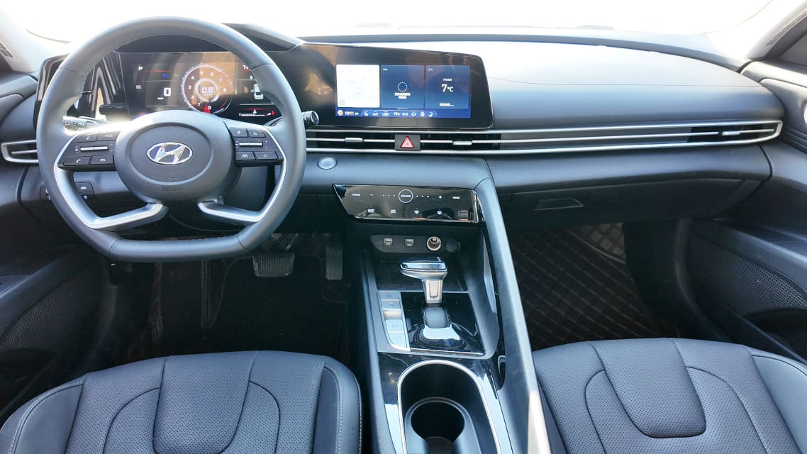 Hyundai Elantra 2022  1.5L CVT LUX Premium Edition