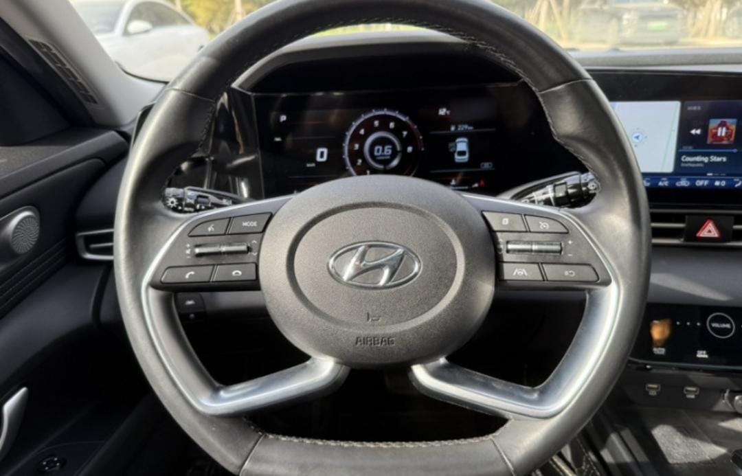 Hyundai Elantra 2021 1.5L CVT LUX Premium Edition