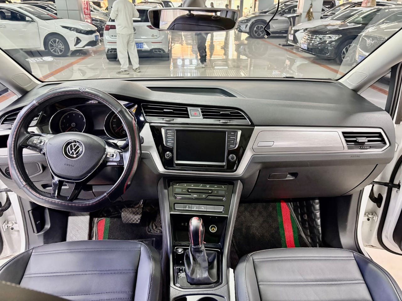Volkswagen Touran L 280TSI DSG Extended Edition 7 мест 2021